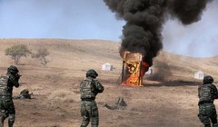 Binh sĩ Trung Quốc, Tajiskistan trong một cuộc diễn tập chung chống khủng bố (Ảnh: Xinhua)