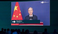 Phó Chủ tịch Trung Quốc Vương Kỳ Sơn phát biểu tại Diễn đàn Kinh tế mới Bloomberg ở Singapore hôm 17/11 (Ảnh: Bloomberg)