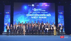 Đại diện các cơ quan, tổ chức lên nhận Giải thưởng Chuyển đối số Việt Nam 2021