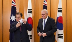 Tỏng thống Hàn Quốc Moon Jae-in và Thủ tướng Australia Scott Morrison ở Canberra trong hôm 13/12 (Ảnh: AP)
