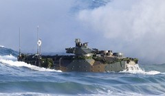 Một tàu đổ bộ lưỡng cư của Nhật Bản trong một cuộc tập trận hồi tháng 11 vừa qua (Ảnh: Bloomberg)