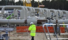 Một công nhân đứng tại công trình xây dựng dự án Nord Stream 2 ở Lubmin, Đức (Ảnh: AFP)