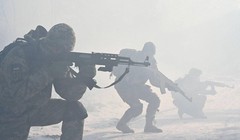 Rất nhiều thường dân Ukraine tham gia các buổi tập quân sự trong những tháng gần đây (Ảnh: AFP)