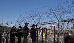 Du khách tham quan công viên hòa bình Imjingak gần khu phi quân sự chia tách hai miền Triều Tiên (Ảnh: AFP)