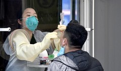 Một nhân viên y tế lấy mẫu xét nghiệm Covid-19 cho người dân ở Seoul (Ảnh: AFP).