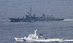 Tàu cảnh sát biển tập trận cùng tàu của Lực lượng Phòng vệ Nhật Bản ngày 22/12/2021 (Ảnh: SCMP)