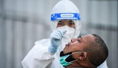 Một số nghiên cứu cho thấy, Omicron có thể xuất hiện ở nước bọt sớm hơn ở dịch mũi (Ảnh minh họa: Reuters).