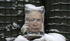 Một bức ảnh của Tổng thống Nga Vladimir Putin bị binh sĩ Ukraine lấy làm bia tập bắn (Ảnh: AFP)