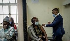 Biến chủng Omicron đã gây ra làn sóng lây nhiễm tại nhiều khu vực trên toàn cầu thời gian qua (Ảnh: AP).