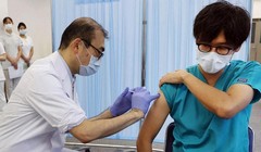 Nhật Bản đang đẩy mạnh tiêm mũi vaccine tăng cường (Ảnh: AFP).