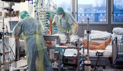 Biến chủng Omicron lây lan nhanh, tạo thêm gánh nặng cho hệ thống y tế công của nhiều nước (Ảnh: DW)