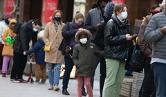 Mặc dù chỉ gây triệu chứng nhẹ, nhưng số ca tử vong do Omicron đã vượt Delta giai đoạn đỉnh dịch (Ảnh: AP)