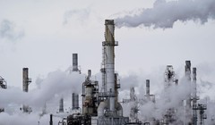 Giá dầu thô đang bị đẩy lên cao do lo ngại các lệnh trừng phạt nhằm vào Nga sẽ khiến nguồn cung bị thu hẹp (Ảnh: Bloomberg)