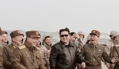 Lãnh đạo Triều Tiên Kim Jong-un cùng các tướng lĩnh quân đội trong vụ phóng thử nghiệm tên lửa hôm 24/3 (Ảnh: KCNA)