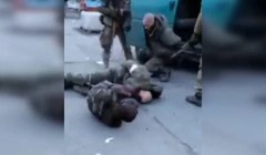 Hình ảnh trích từ video được cho là ghi cảnh các tù binh Nga bị quân nhân Ukraine đánh đập (Ảnh: RT).