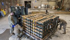 Một lô hàng vũ khí mà Mỹ chuyển cho Ukraine (Ảnh: AP)