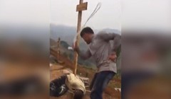 Đoạn video ghi lại cảnh ông chủ người Trung Quốc đánh đập công nhân Rwanda được đăng trên mạng xã hội (Ảnh: Reddit)