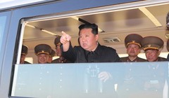 Nhà lãnh đạo Triều Tiên Kim Jong-un thị sát vụ phóng vũ khí hôm 17/4 (Ảnh: KCNA).