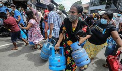 Người dân Sri Lanka phải sống trong cảnh thiếu năng lượng trầm trọng suốt nhiều ngày (Ảnh: FT)