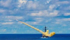 Tàu USS Curtis Wilbur của Mỹ phóng tên lửa Harpoon vào tháng 5/2019 (Ảnh: Reuters)