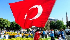 Người đàn ông vẫy cờ Thổ Nhĩ Kỳ (Ảnh: AP).