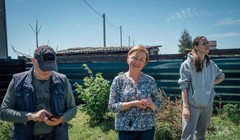 Vadym Smirnov, Alla Voloshynovych cô con gái Anastasia Smirnov đứng trên mảnh vườn đã được dọn gần hết mảnh đạn (Ảnh: Al Jazeera)