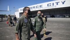 Ông John C Aquilino (trái) tới thăm căn cứ không quân Clark ở Philippines (Ảnh: AP)