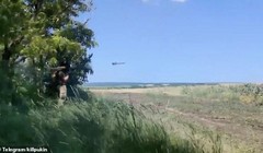 Binh sĩ Ukraine sử dụng tên lửa vác vai do Anh cung cấp (Ảnh cắt từ clip)