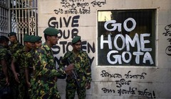 Binh sĩ tuần tra gần khu nhà ở của Tổng thống Gotabaya Rajapaksa ở Colombo, 3 ngày trước khi người biểu tình ập tới (Ảnh: AP)