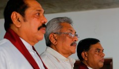 Cựu Tổng thống Mahinda Rajapaksa (trái) cùng các anh em của ông, Tổng thống Gotabaya Rajapaksa (giữa) và cựu Bộ trưởng Phát triển Kinh tế Basil Rajapaksa (Ảnh: CNN)