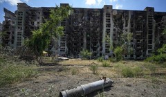 Xác một trái tên lửa ở Sievierodonetsk, miền Đông Ukraine (Ảnh: AP)