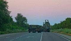 Pháo phản lực HIMARS của quân đội Ukraine chuẩn bị sẵn sàng chiến đấu trên một con đường cao tốc (Ảnh: Bộ Tổng tham mưu các lực lượng vũ trang Ukraine).