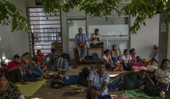 Nhiều người ngồi, nằm chờ trước cửa văn phòng di trú ở Colombo để xin hộ chiếu rời khỏi đất nước (Ảnh: AP)