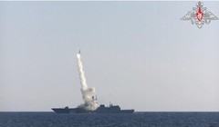 Tàu Gorshkov phóng thử nghiệm tên lửa Zircon trong năm 2021 (Ảnh: Sputnik)