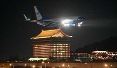 Hình ảnh máy bay quân sự Mỹ chở Chủ tịch Hạ viện Nancy Pelosi chuẩn bị hạ cánh ở sân bay Songshan, Đài Bắc (Ảnh: New York Times)