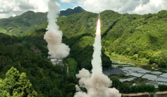 Bức ảnh được Quân đội Trung Quốc công bố cho thấy các tên lửa đang được phóng trong cuộc tập trận ngày 4/8 (Ảnh: Reuters)