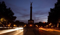 Đài Victoria Column ở Berlin, Đức không còn được thắt sáng lộng lẫy để tiết kiệm điện (Ảnh: Zuma Press)
