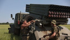 Binh sĩ Ukraine đang chuẩn bị phóng hệ thống BM-21 Grad tại Izyum, phía Nam Kharkiv (Ảnh: Getty)