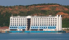 Từ chỗ một khu nghỉ dưỡnghạng sang phục vụ khách bơi lặn, khách sạn nổi cuối cùng bị bỏ không, rỉ sét (Ảnh: CNN)