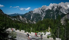 Ngay cả ở những nơi xa xôi như hẻm núi Vršič, Slovenia, người ta cũng có thể bắt gặp cửa hiệu nhận thanh toán bằng tiền mã hóa (Ảnh: Getty)