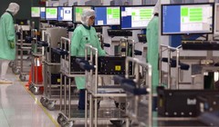 Công nhân trong một nhà máy ở Singapore nhập dữ liệu công việc vào các phương tiện tự động (Ảnh: AP)