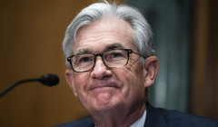 Chủ tịch Fed Jerome Powell đang phải cân bằng giữa hai nhiệm vụ chống lạm phát và bình ổn hệ thống tài chính (Ảnh: Bloomberg)