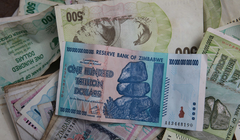 Đồng tiền cũ mệnh giá 100 nghìn tỉ dollar Zimbabwe (Ảnh: AP)