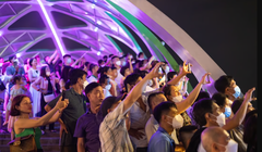 Nhiều người sử dụng smartphone để chụp ảnh tại một màn trình diễn ánh sáng ở Phú Quốc (Ảnh: Bloomberg)