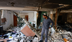 Một tên lửa do Hamas bắn từ Dải Gaza đáp trúng một tòa nhà ở thành phố Ashkelon phía nam Israel, ngày 9/10 (Ảnh: Times of Israel)