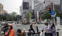 IMF đã giảm dự báo tăng trưởng của Trung Quốc trong năm nay từ 5,2% xuống 5% (Ảnh: Bloomberg)