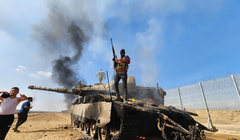 Cánh vũ trang của Hamas, Lữ đoàn Izz ad-Din al-Qassam, tiêu diệt một xe tăng của lực lượng Israel gần thành phố Gaza ngày 7/10 (Ảnh: Getty)
