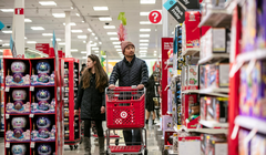 Người tiêu dùng chi tiêu mạnh tay là động lực giúp GDP Mỹ tăng trưởng cao hơn kỳ vọng trong quý 3 (Ảnh: Reuters)