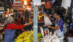 Một người dân mua gà tại chợ tươi sống ở Kuala Lumpur, Malaysia (Ảnh: EPA)