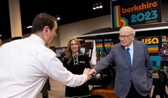 Tỉ phú Warren Buffett - Chủ tịch kiêm CEO Berkshire (Ảnh: AP)